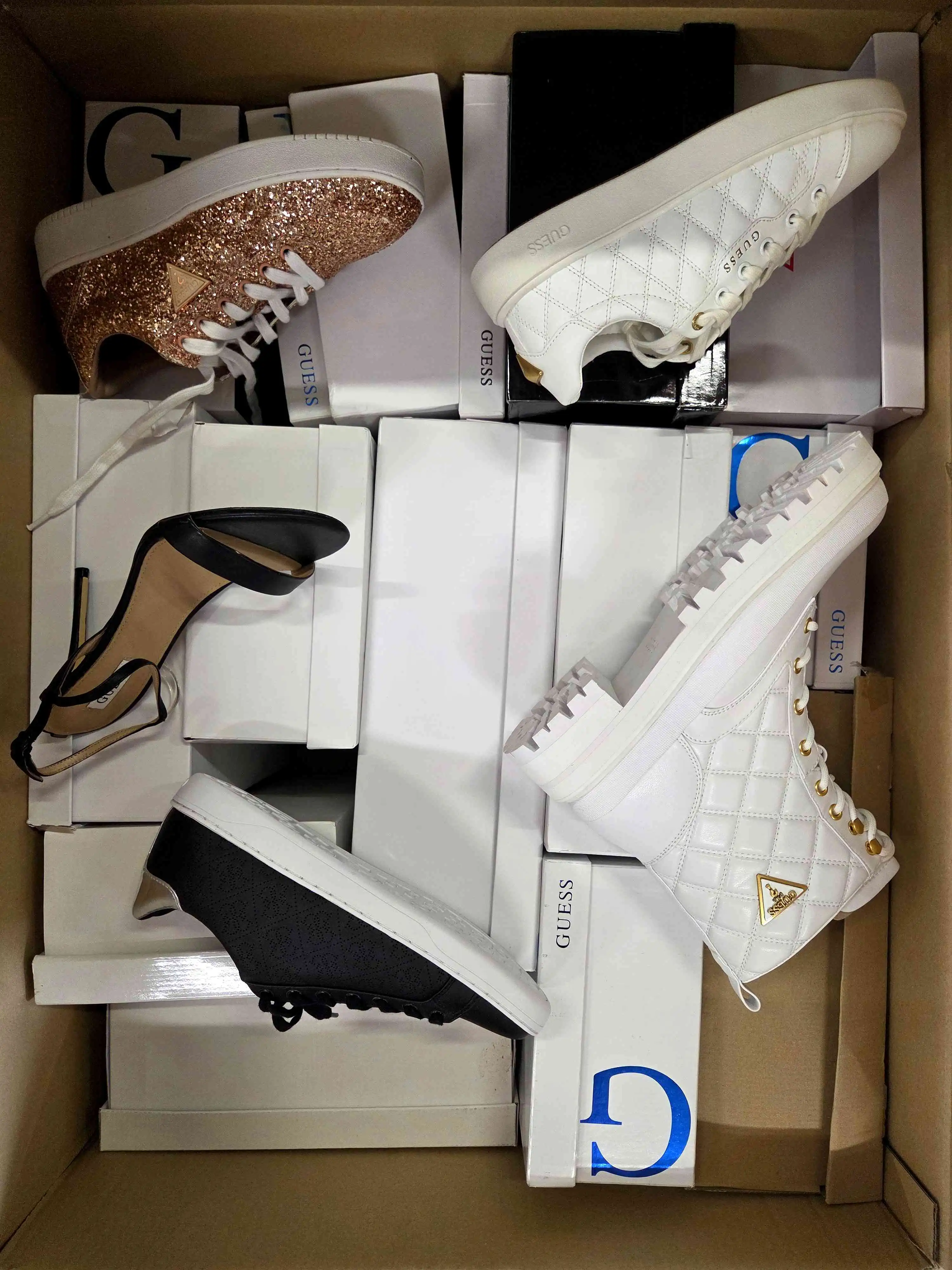 GBS546 3 The photo shows a package with footwear in the category BS.