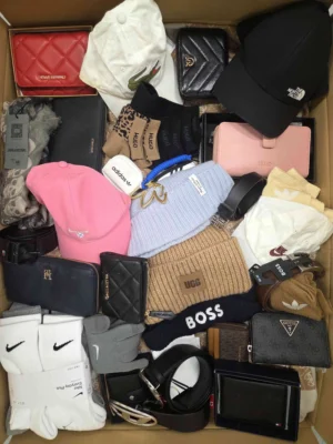 The picture shows a package with accessories in the category AC.