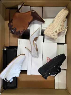 The photo shows a package with footwear in the category BS.