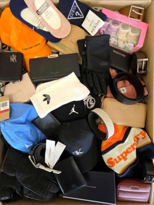 The picture shows a package with accessories in the category AC.
