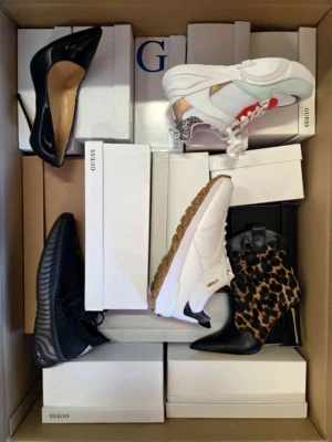 The photo shows a package with footwear in the category BS.