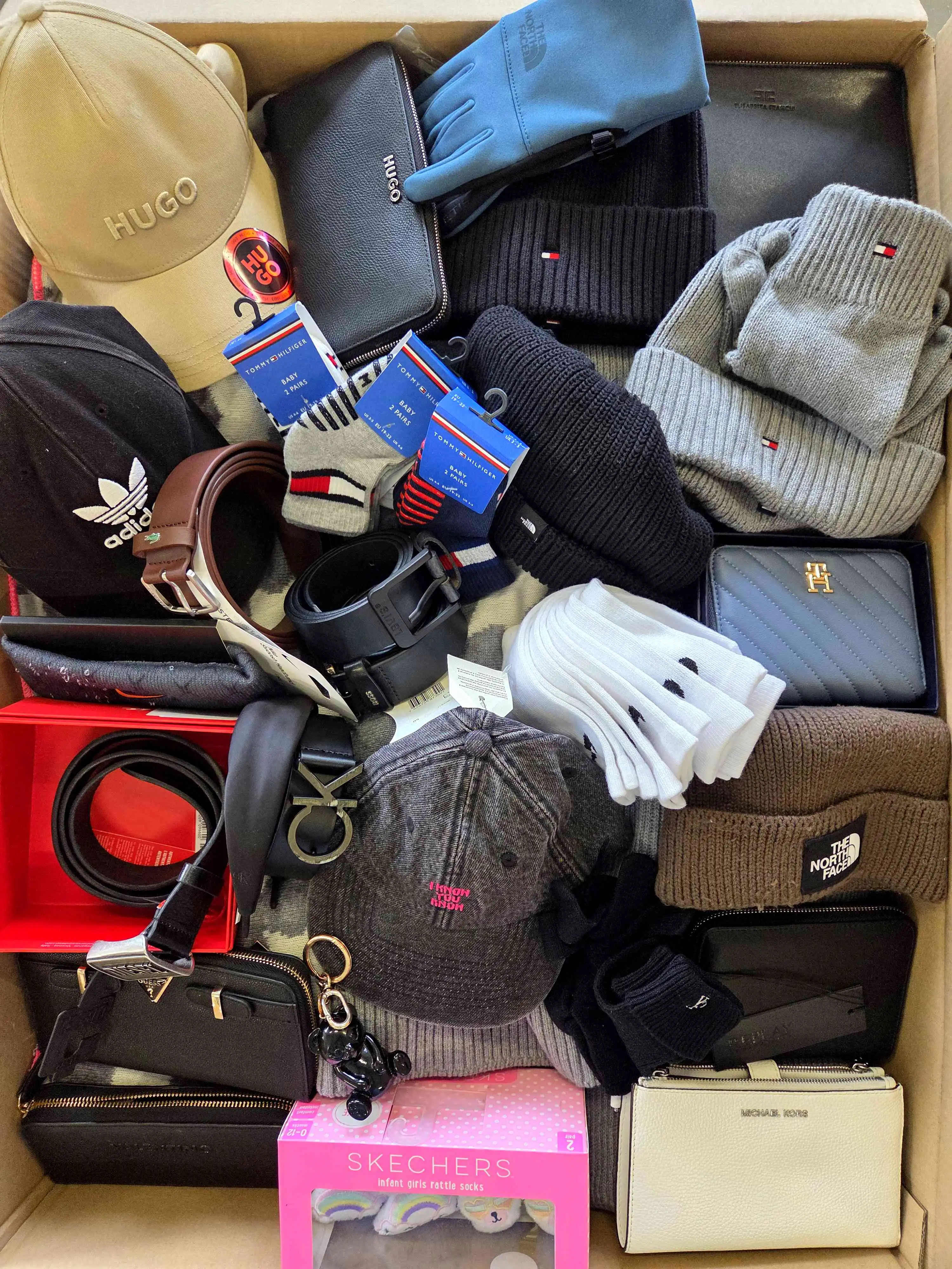AC560 3 The picture shows a package with accessories in the category AC.