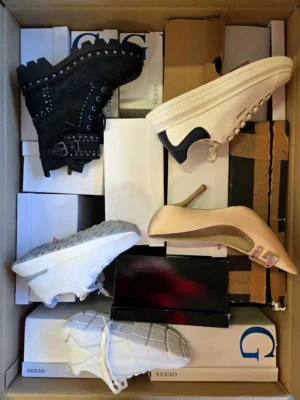 The photo shows a package with footwear in the category BS.