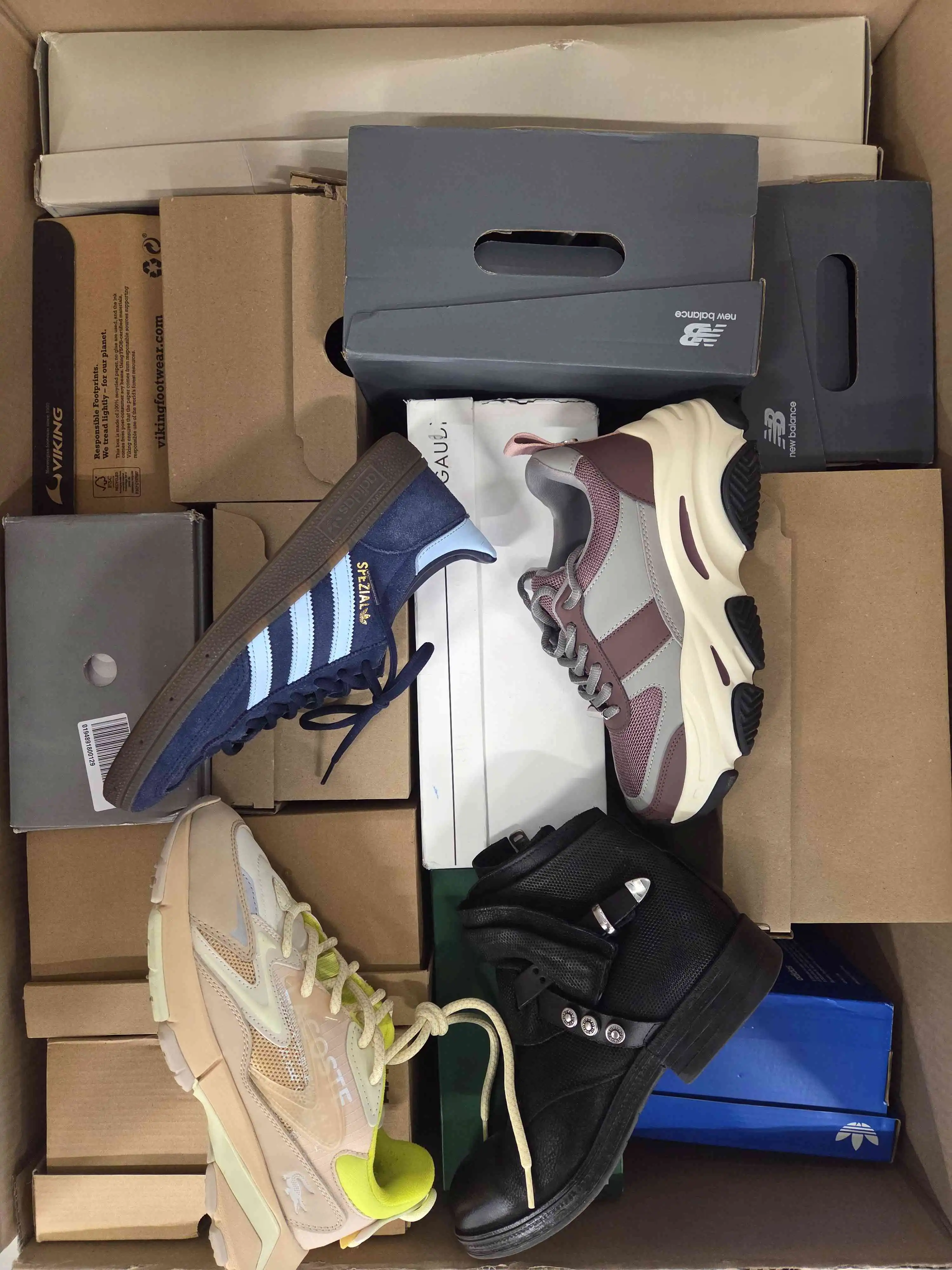 CS5618 3 The photo shows a package with footwear in the category CS.