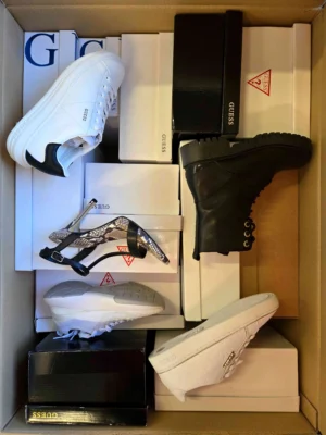 The photo shows a package with footwear in the category BS.