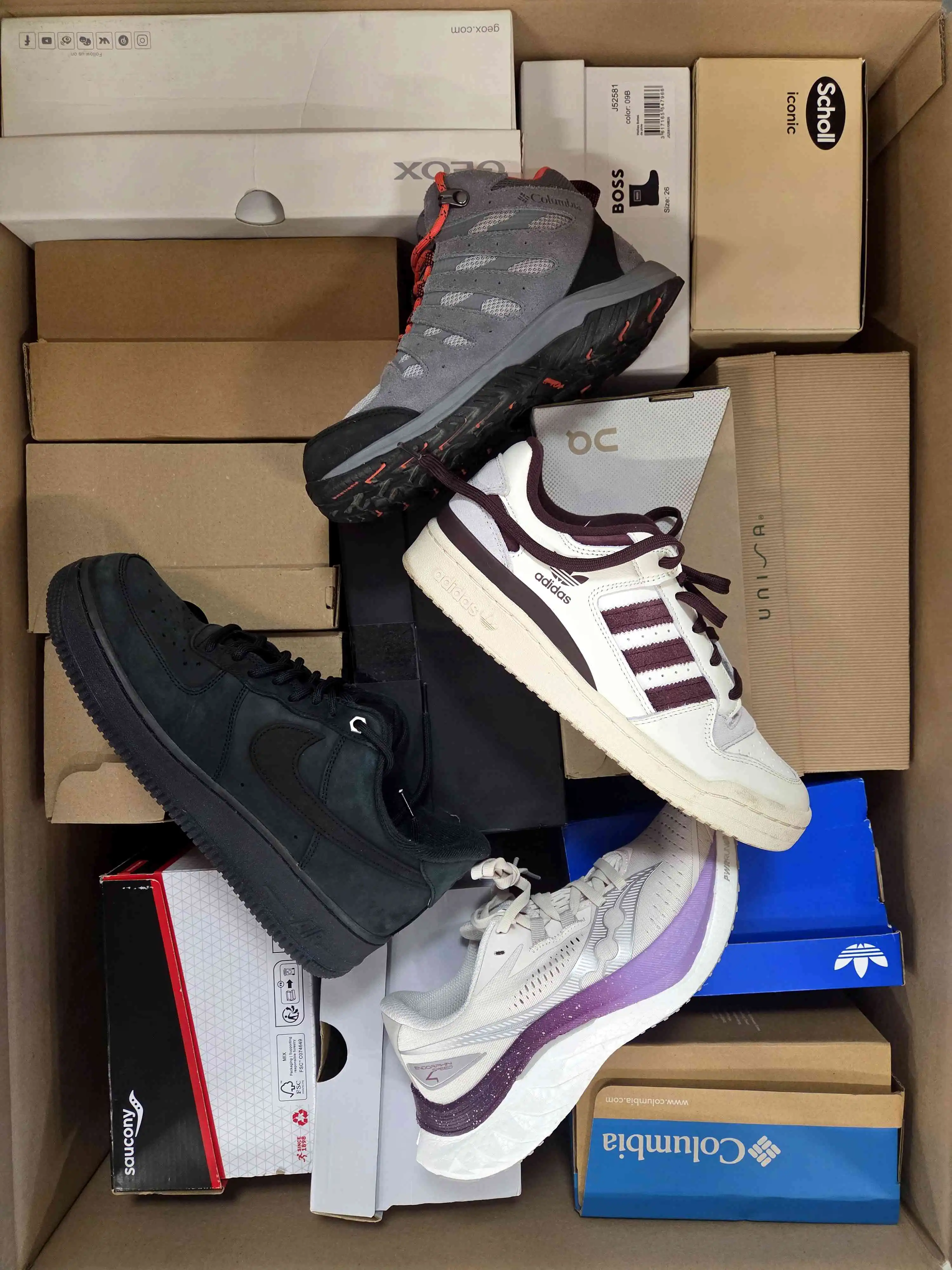 CS5626 3 The photo shows a package with footwear in the category CS.