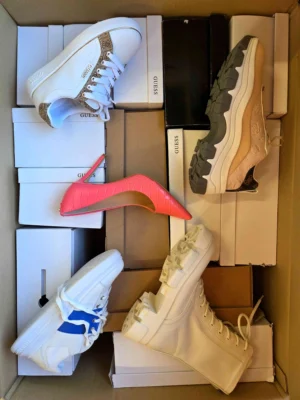 The photo shows a package with footwear in the category BS.