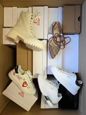 The photo shows a package with footwear in the category BS.