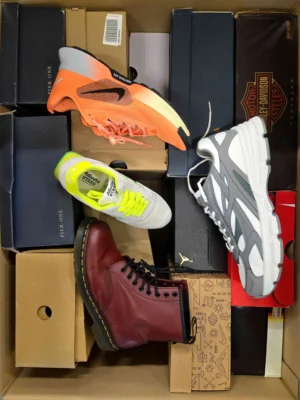 The photo shows a package with footwear in the category CS.