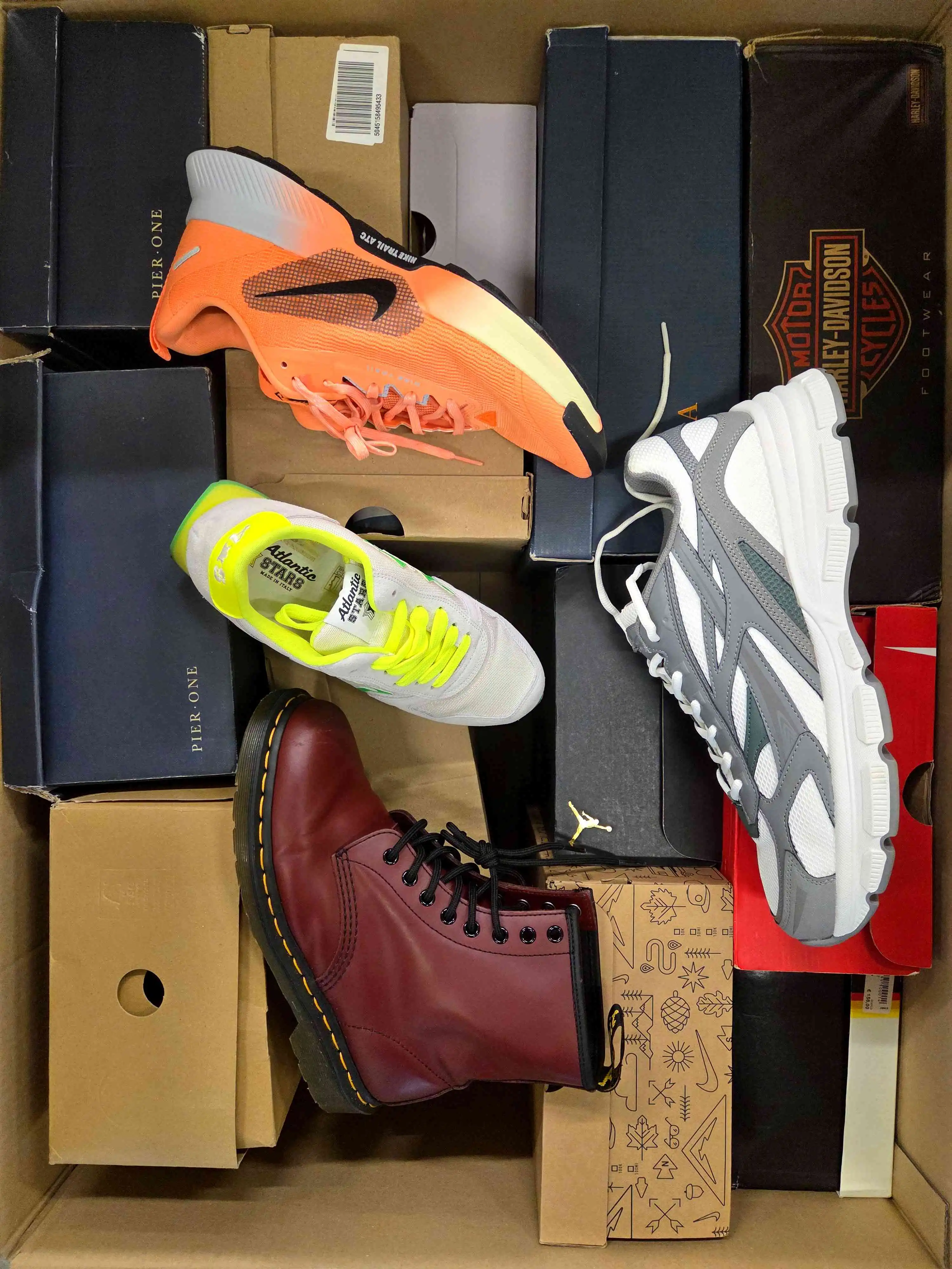 CS5654 2 The photo shows a package with footwear in the category CS.