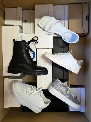 The photo shows a package with footwear in the category BS.