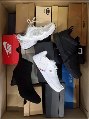 The photo shows a package with footwear in the category CS.