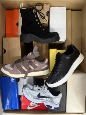 The photo shows a package with footwear in the category CS.
