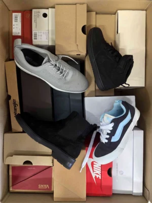 The photo shows a package with footwear in the category CS.