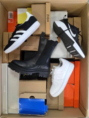 The photo shows a package with footwear in the category CS.