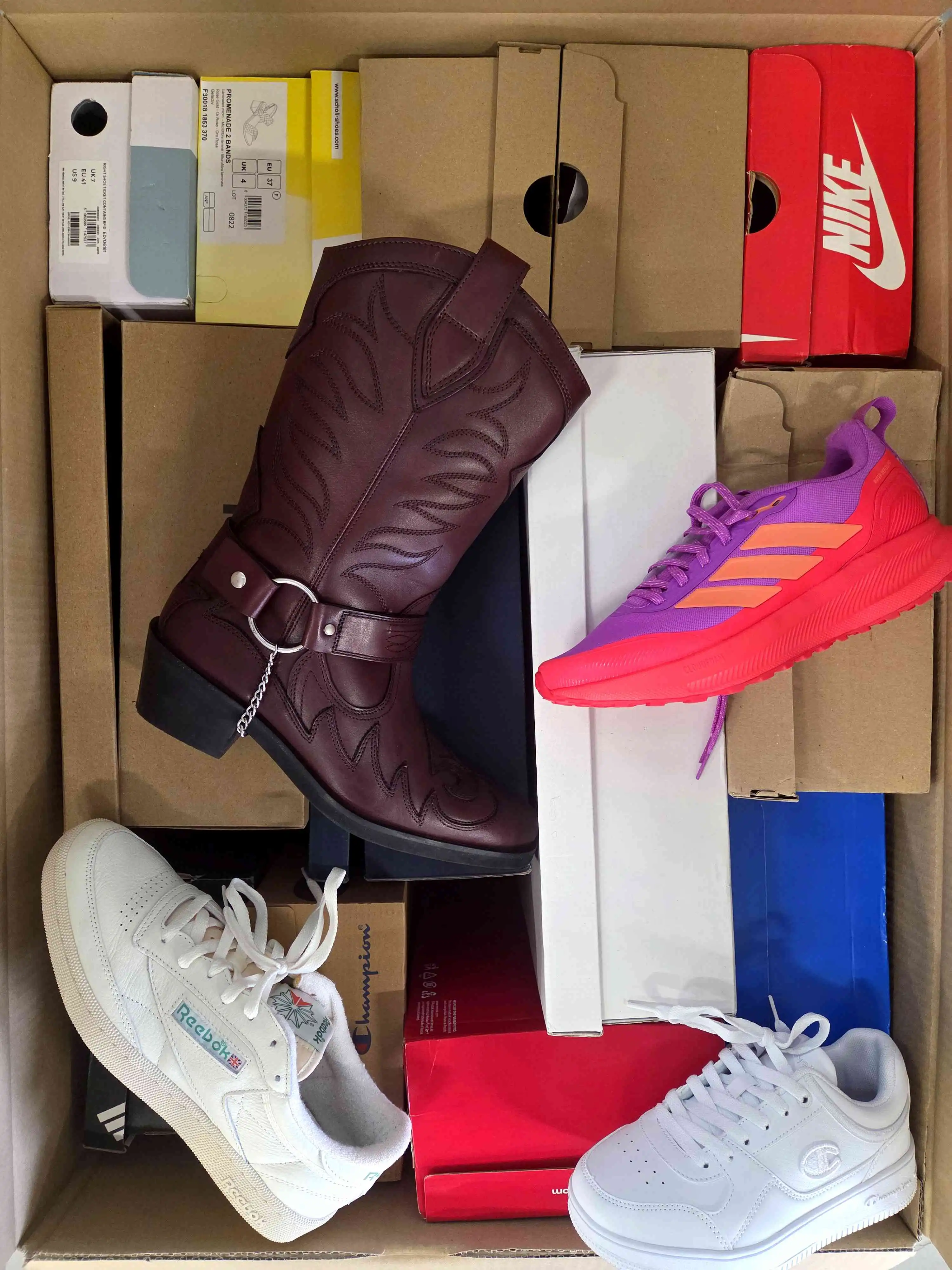 CS5669 3 The photo shows a package with footwear in the category CS.