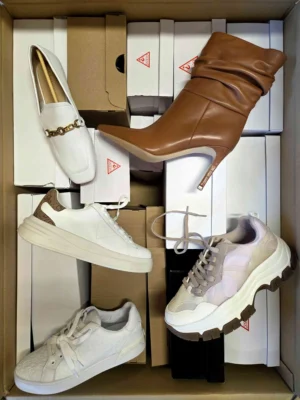 The photo shows a package with footwear in the category BS.