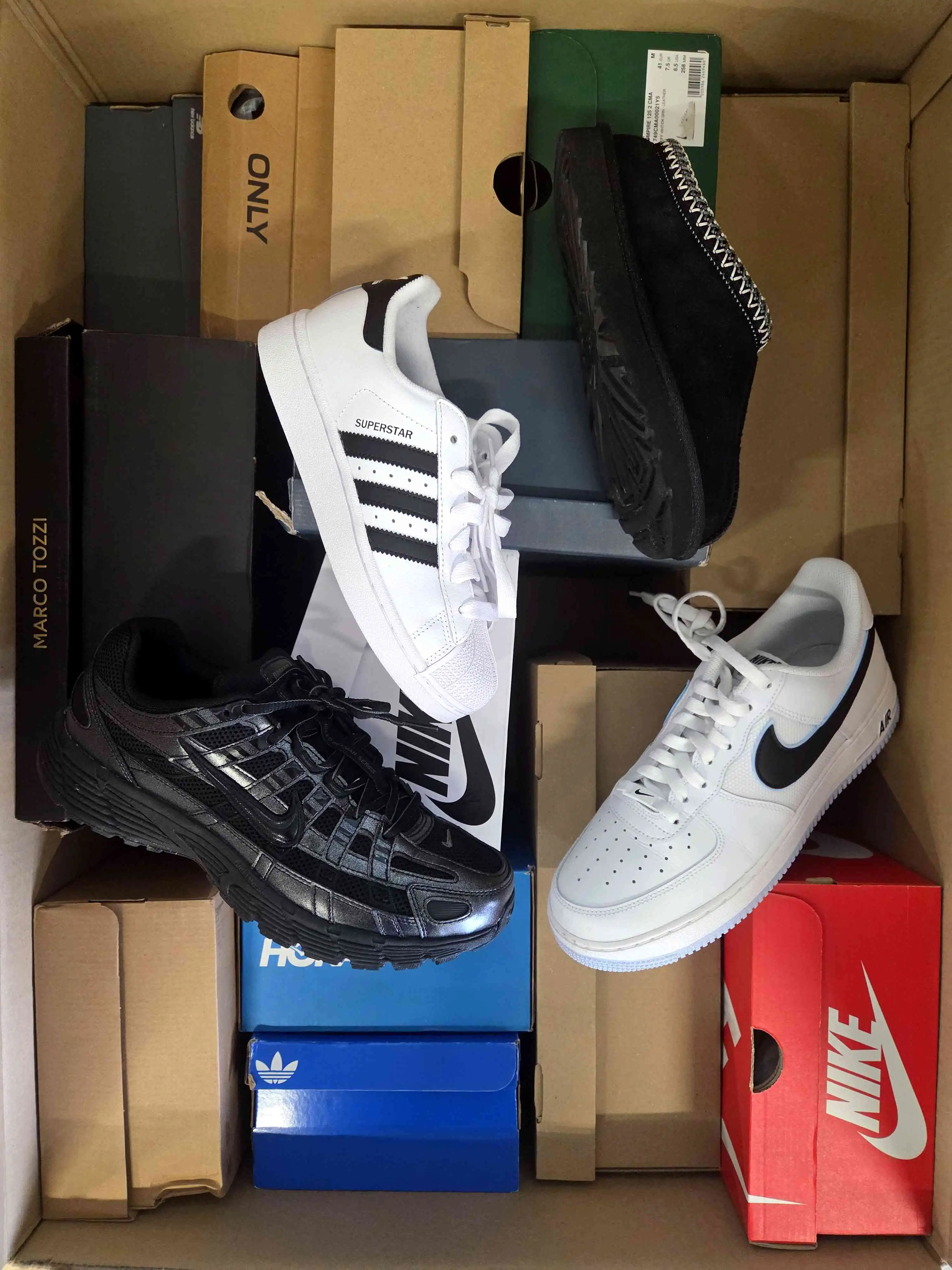 CS5671 3 The photo shows a package with footwear in the category CS.