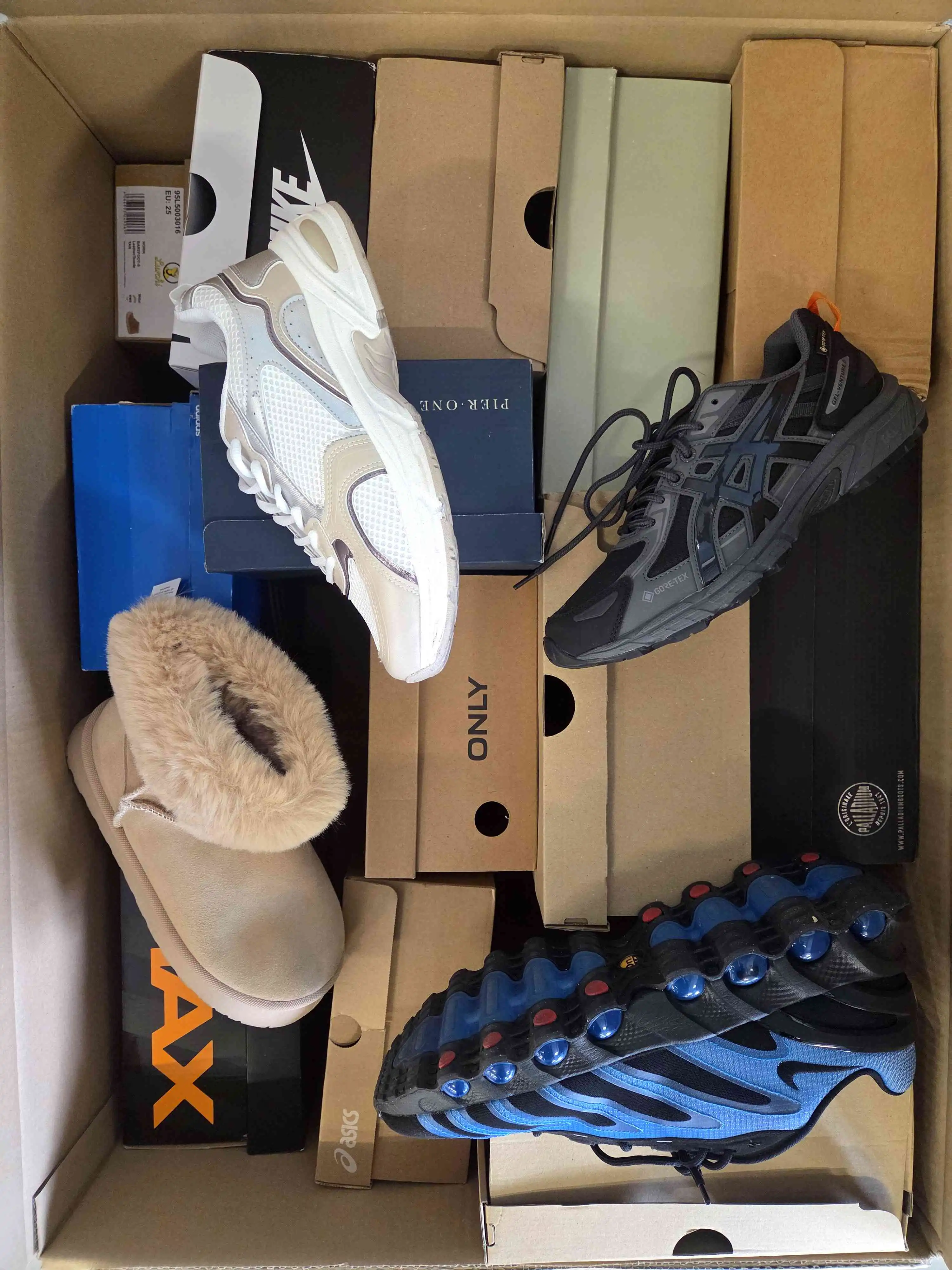 CS5673 3 The photo shows a package with footwear in the category CS.