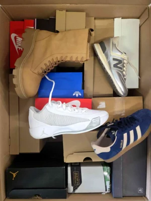 The photo shows a package with footwear in the category CS.