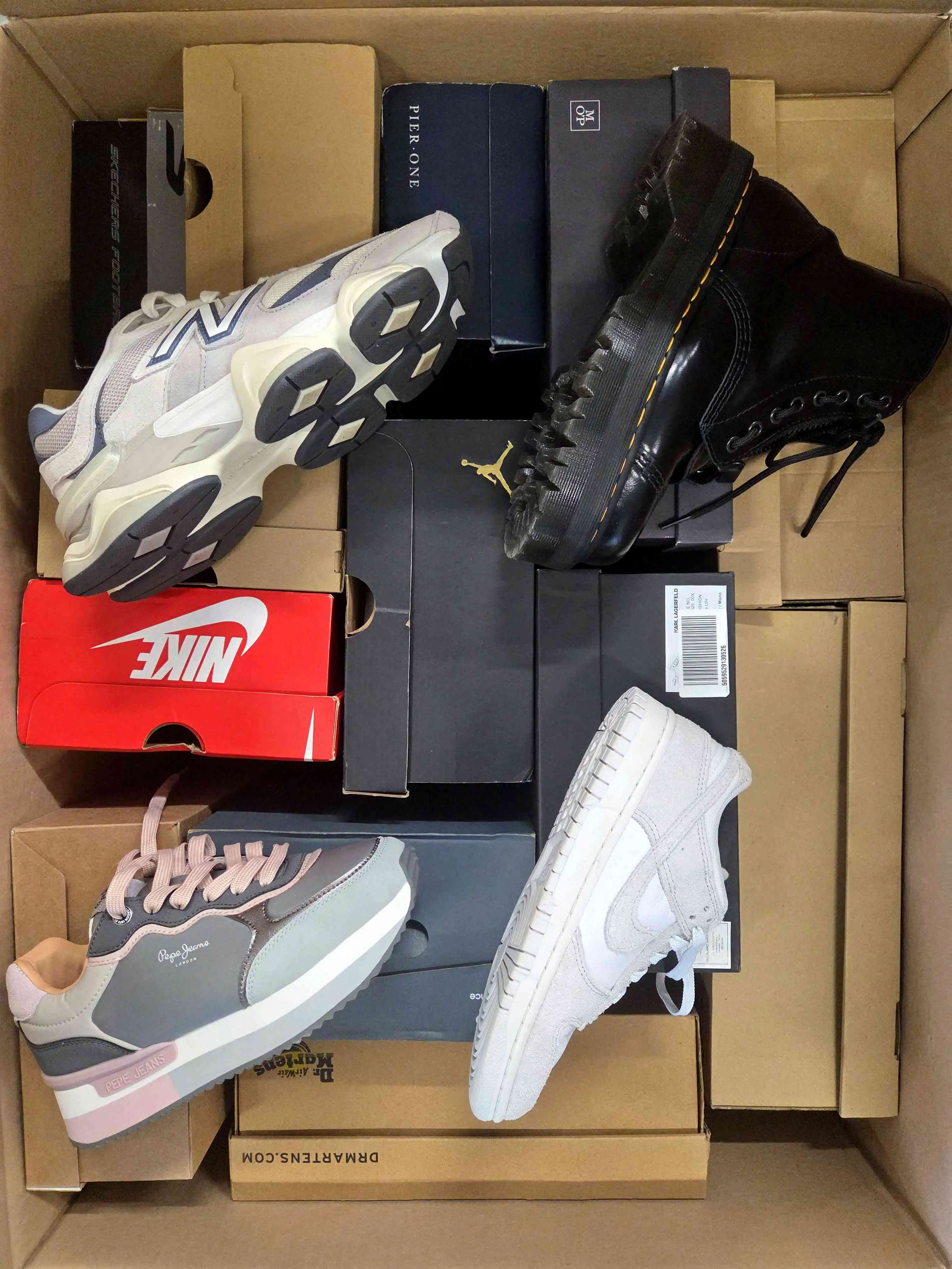 CS5683 3 The photo shows a package with footwear in the category CS.