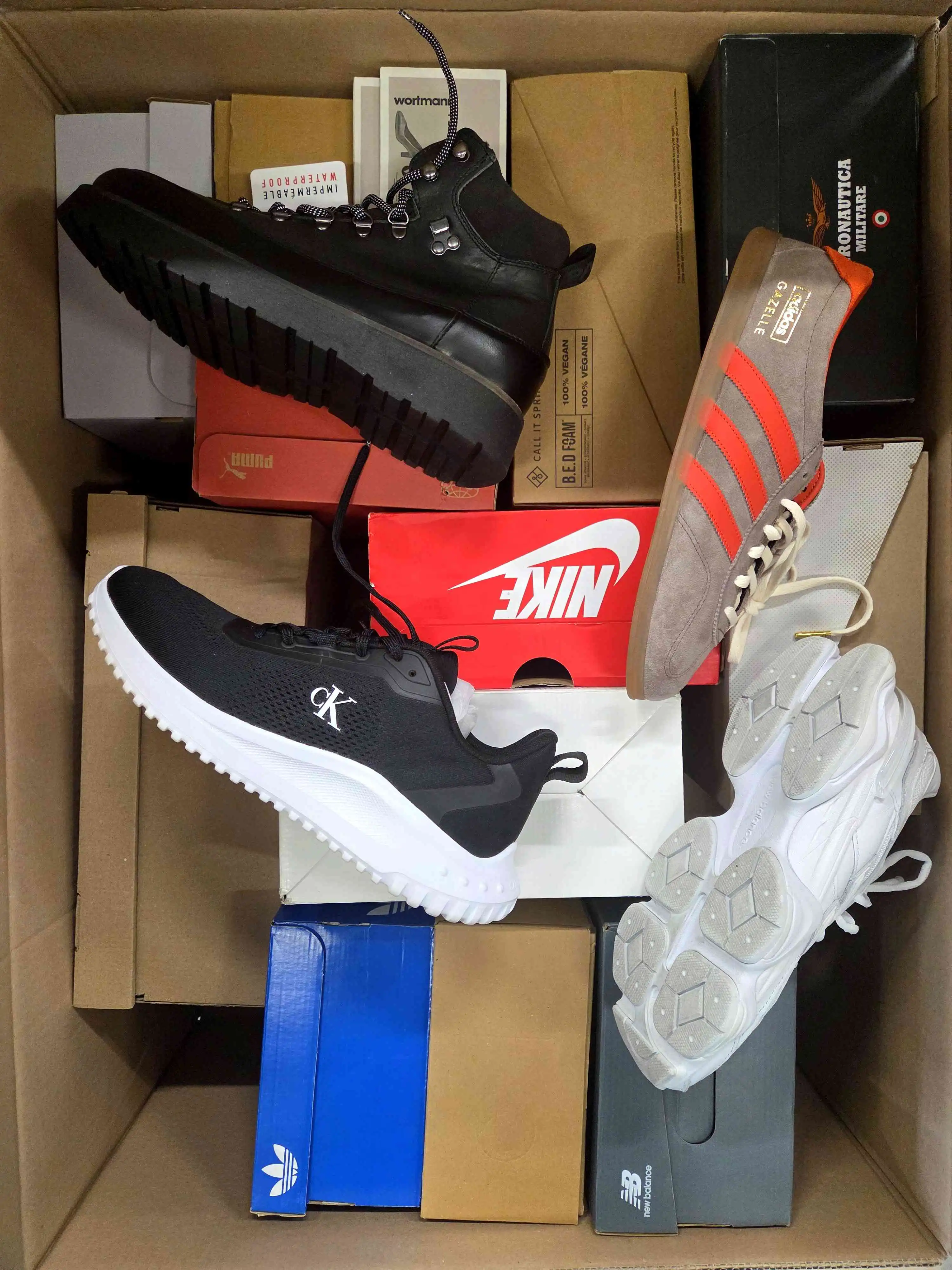 CS5686 3 The photo shows a package with footwear in the category CS.