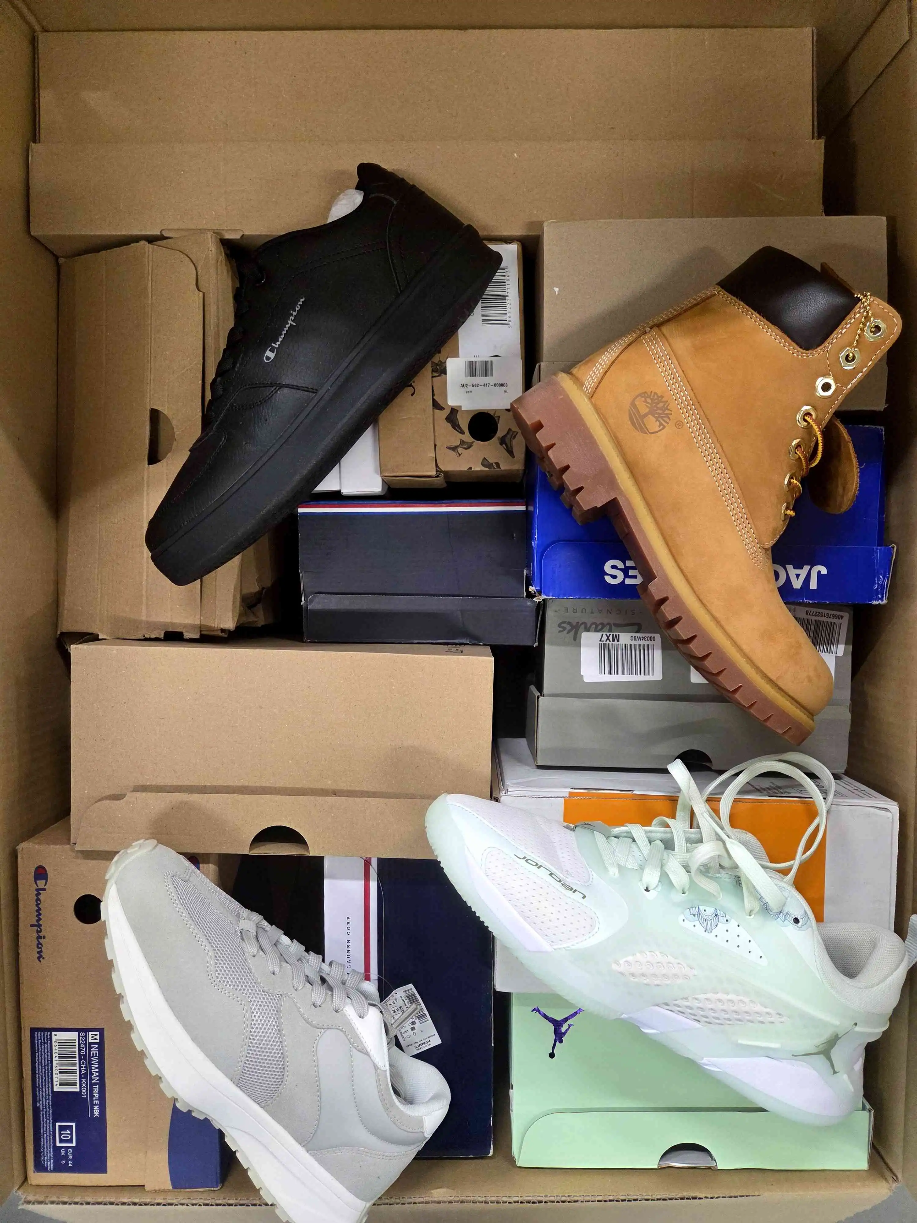 CS5688 3 The photo shows a package with footwear in the category CS.
