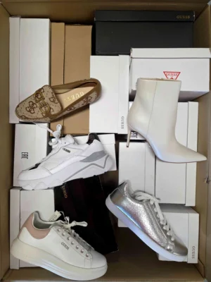 The photo shows a package with footwear in the category BS.