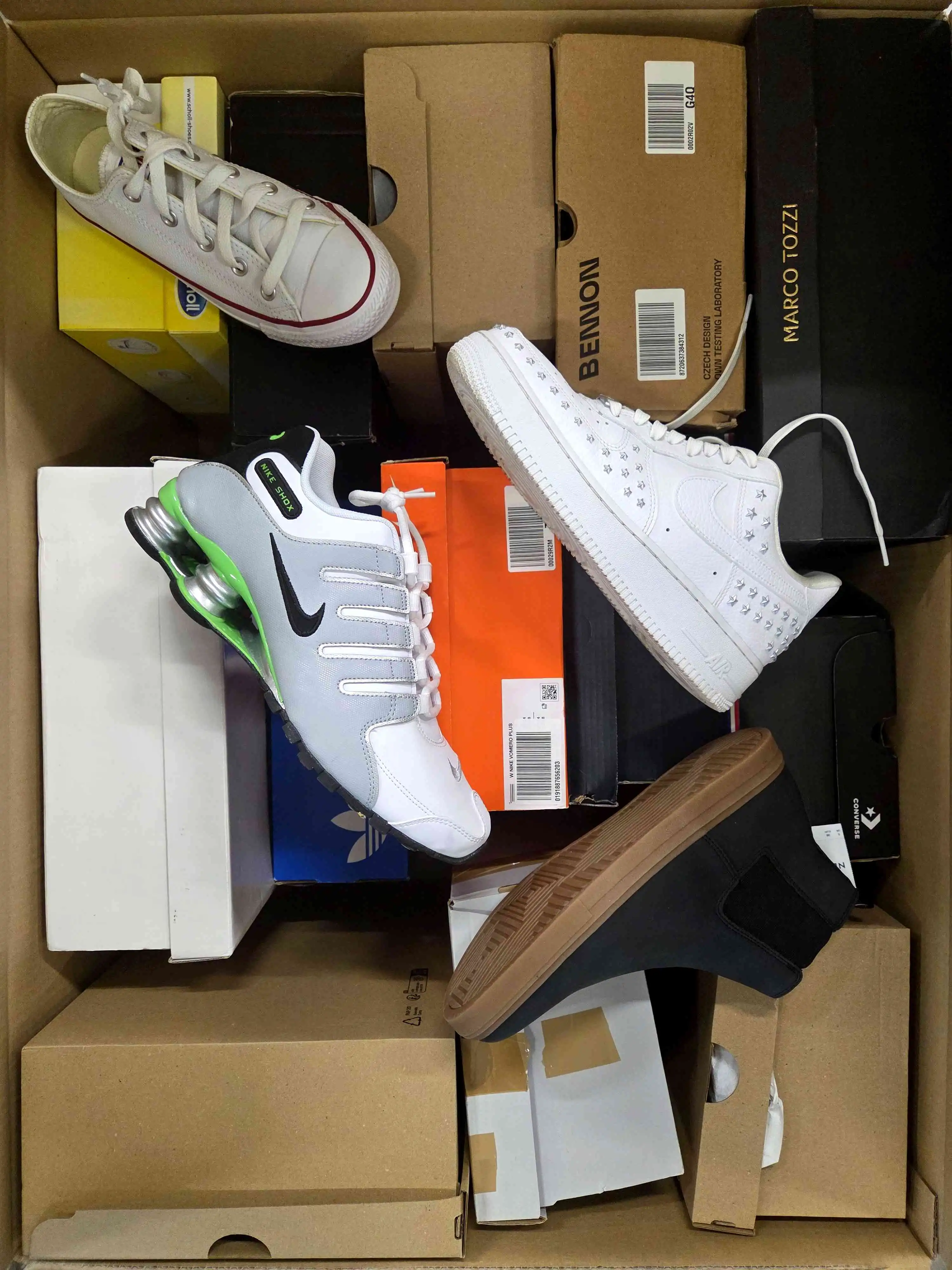 CS5690 3 The photo shows a package with footwear in the category CS.