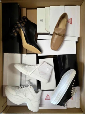 The photo shows a package with footwear in the category BS.