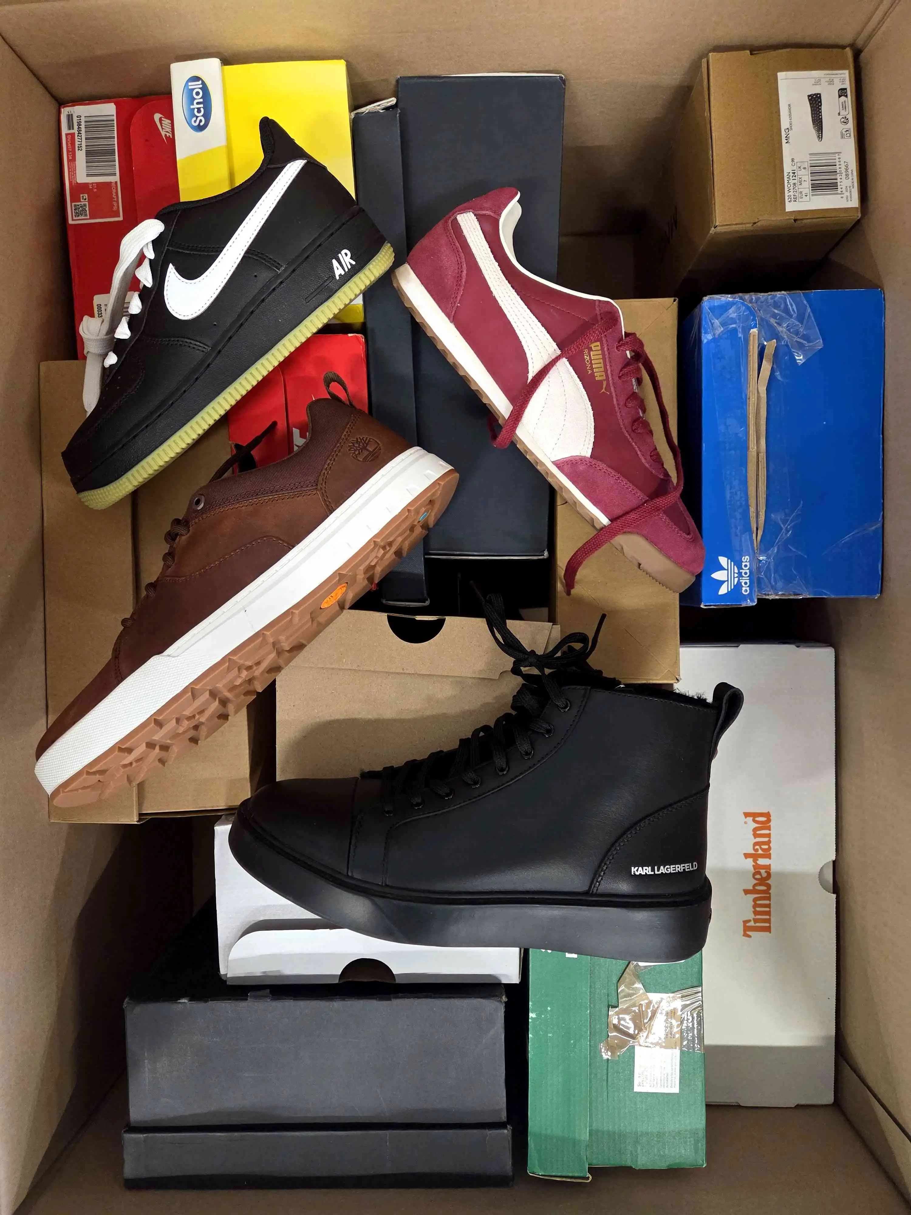 CS5710 3 The photo shows a package with footwear in the category CS.