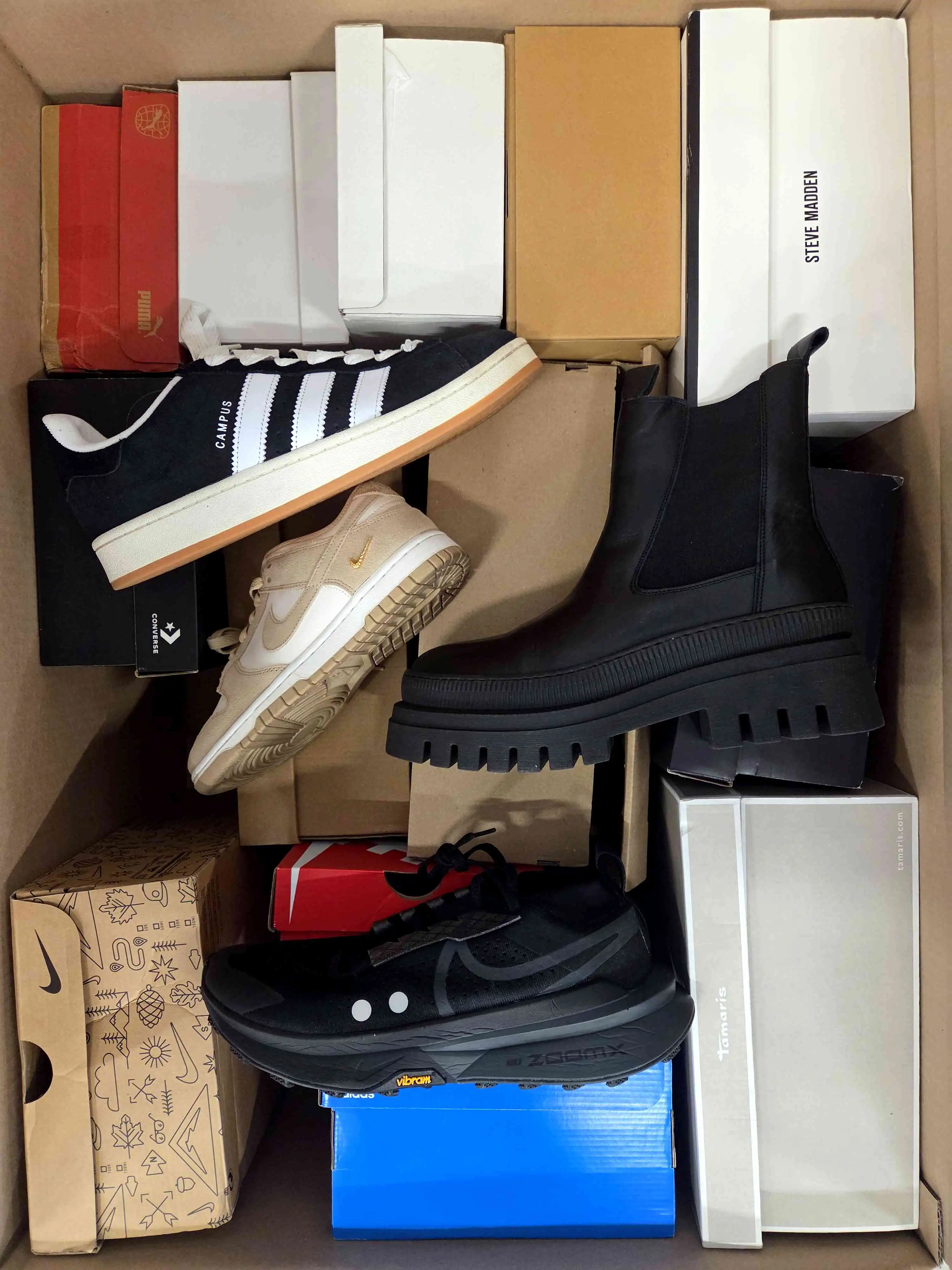 CS5711 3 The photo shows a package with footwear in the category CS.