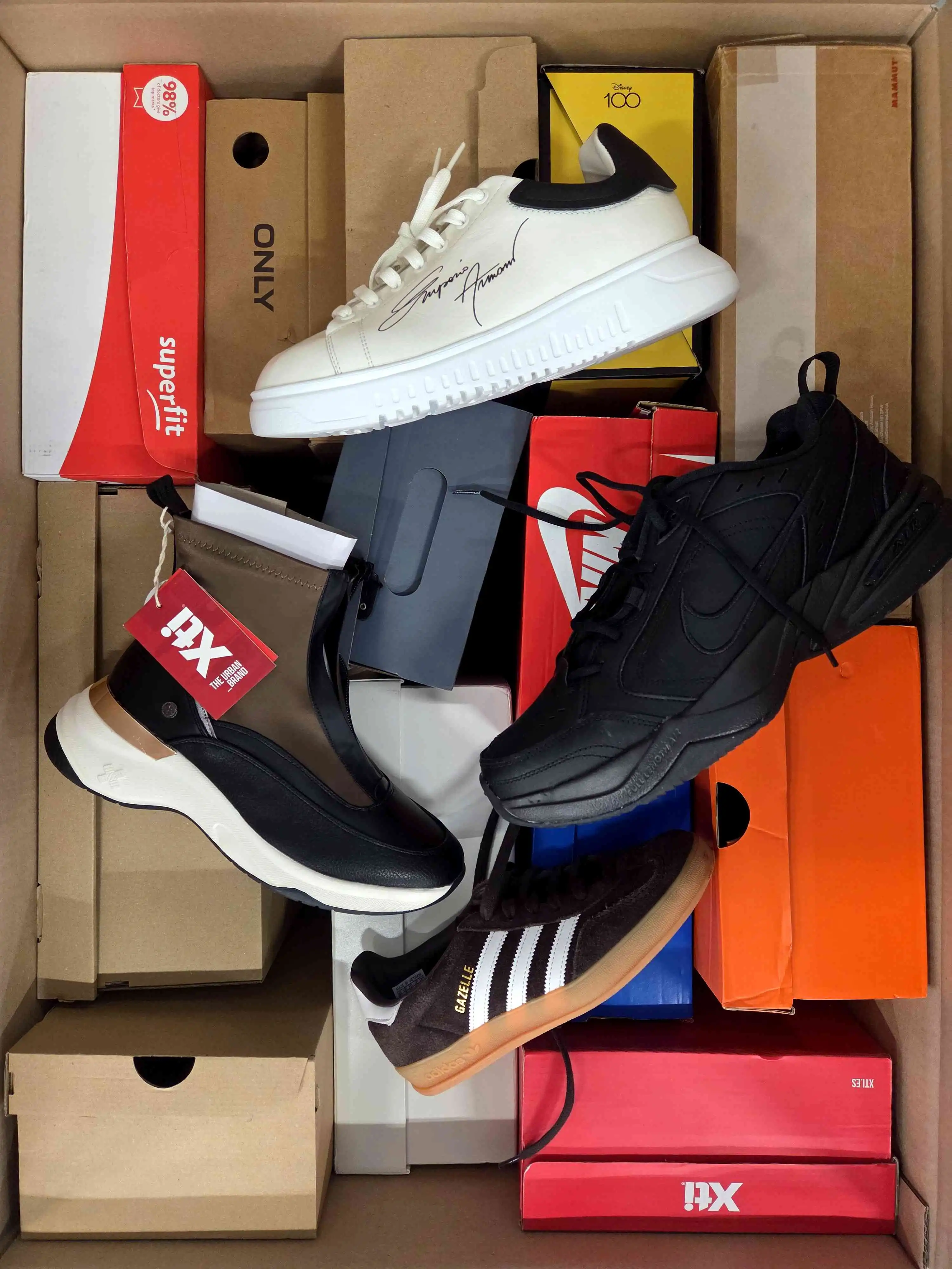 CS5712 3 The photo shows a package with footwear in the category CS.