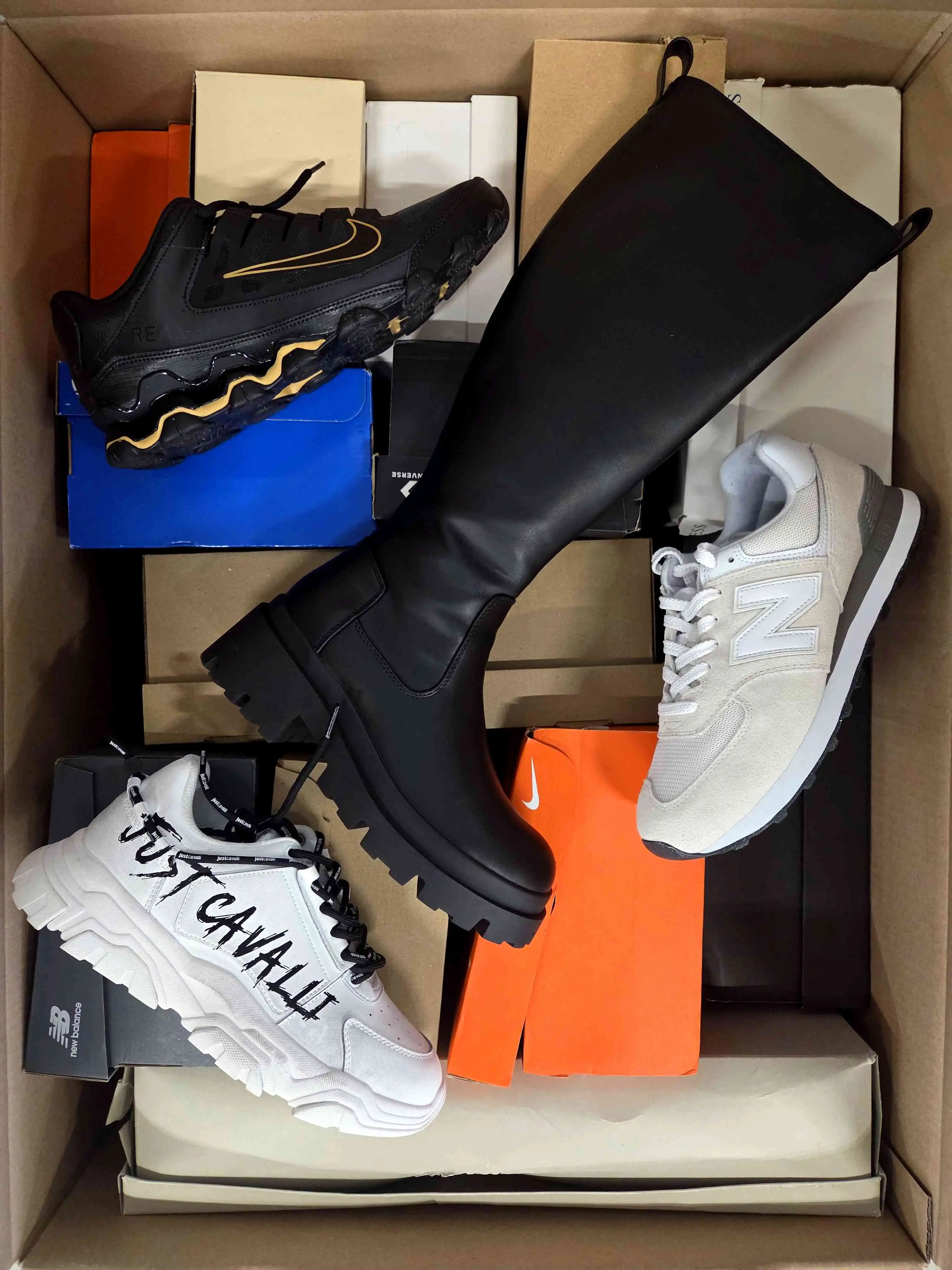 CS5713 3 The photo shows a package with footwear in the category CS.
