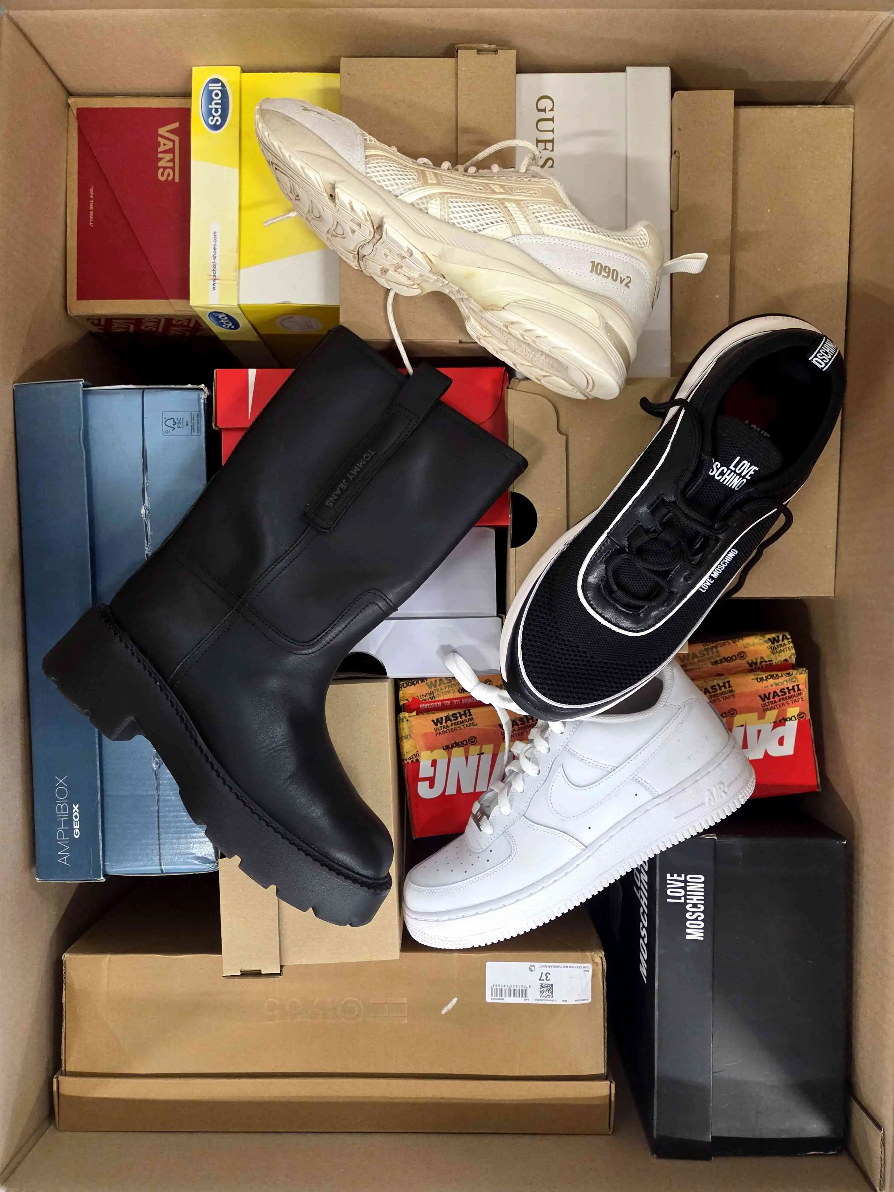 CS5716 3 The photo shows a package with footwear in the category CS.