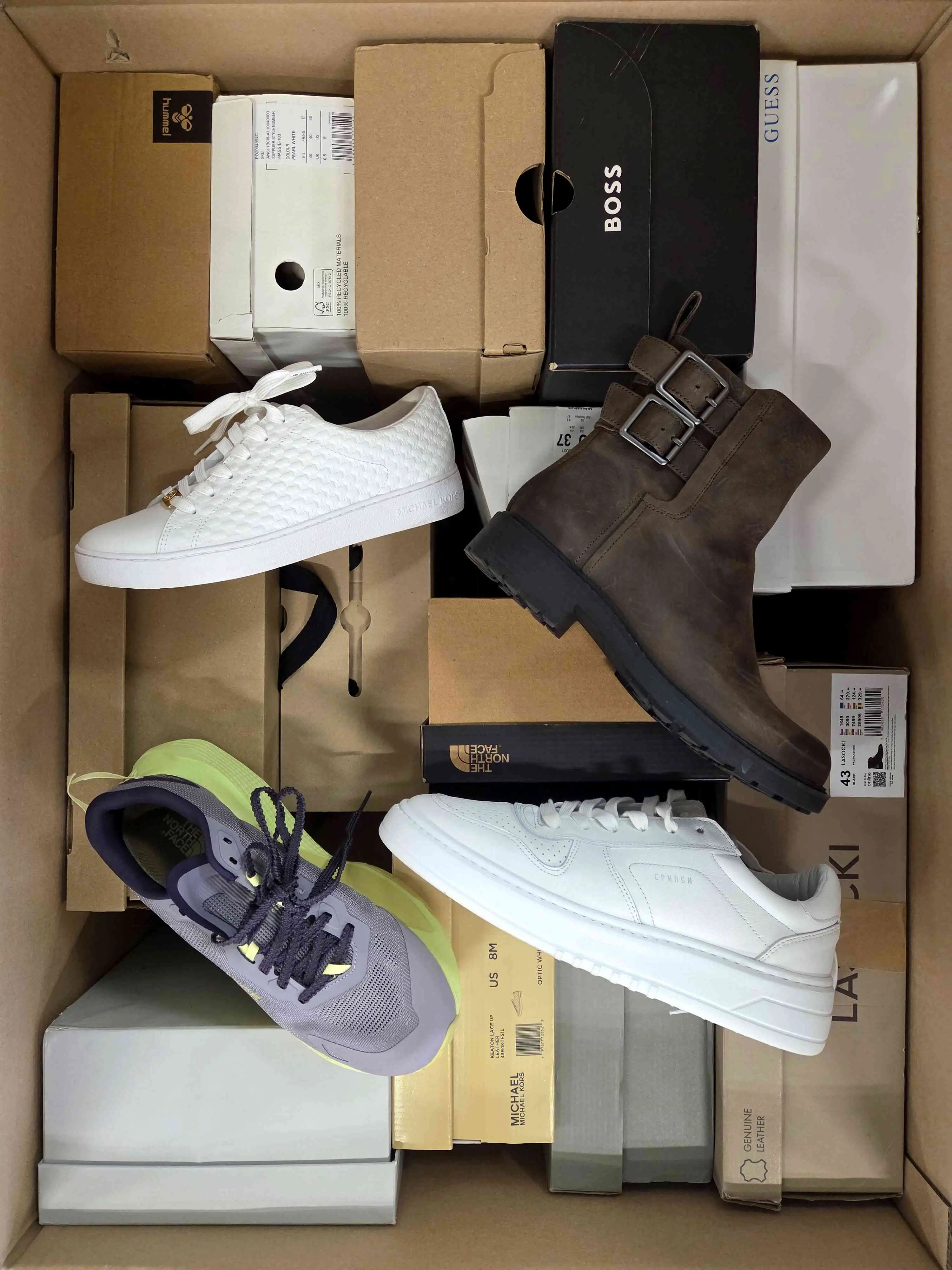 CS5717 3 The photo shows a package with footwear in the category CS.