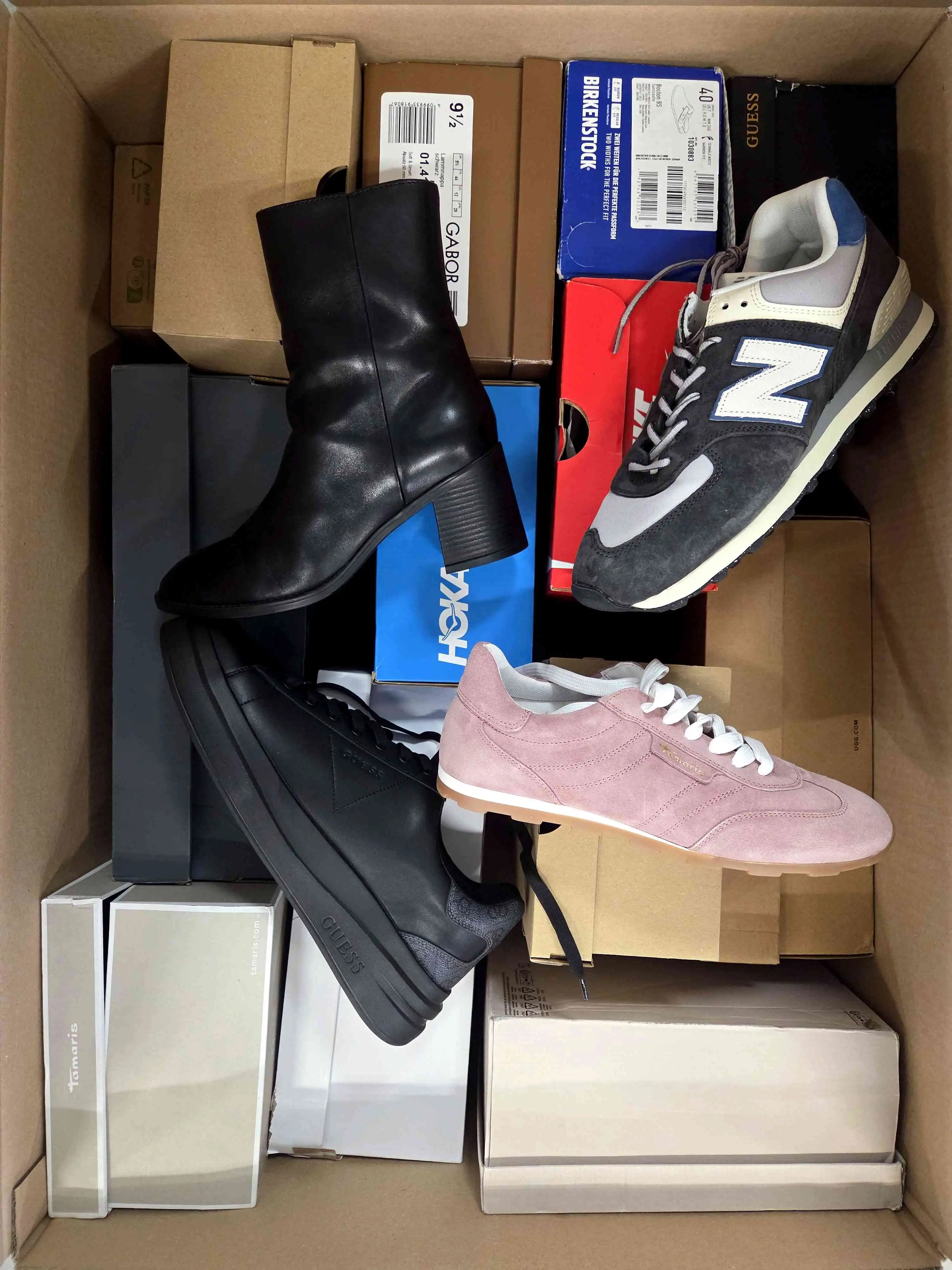 CS5718 3 The photo shows a package with footwear in the category CS.