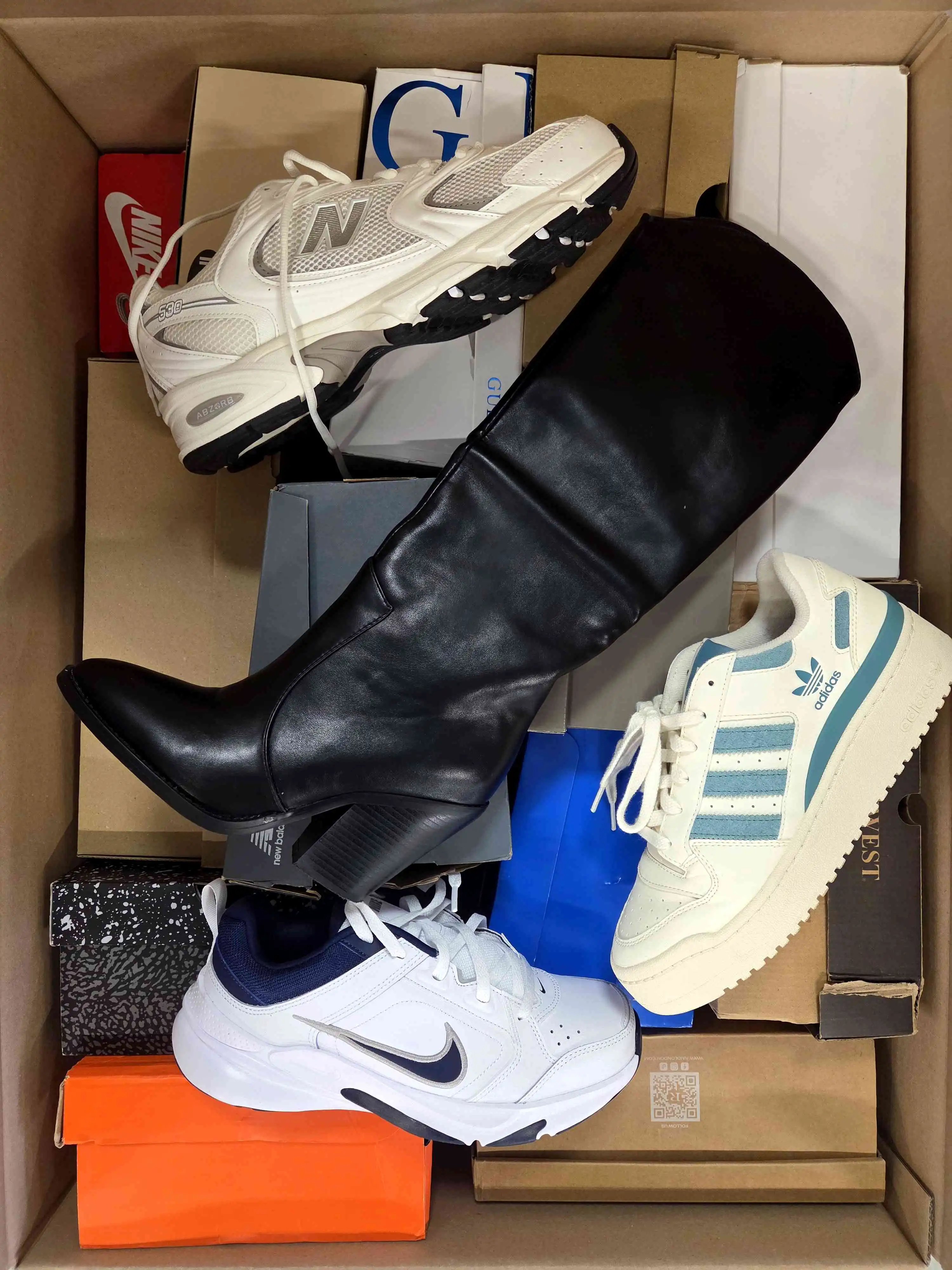 CS5719 3 The photo shows a package with footwear in the category CS.