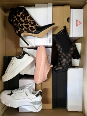 The photo shows a package with footwear in the category BS.