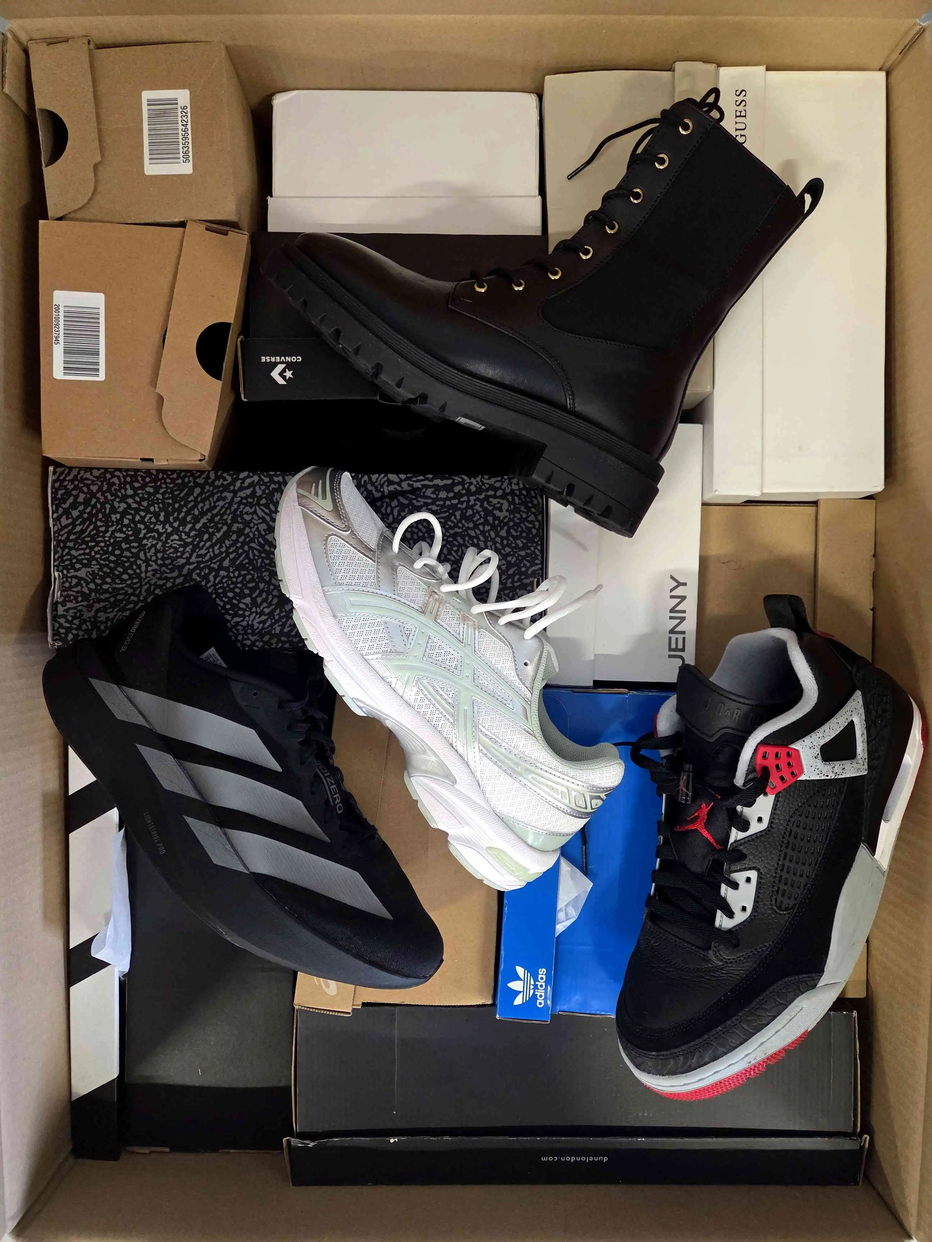 CS5726 3 The photo shows a package with footwear in the category CS.