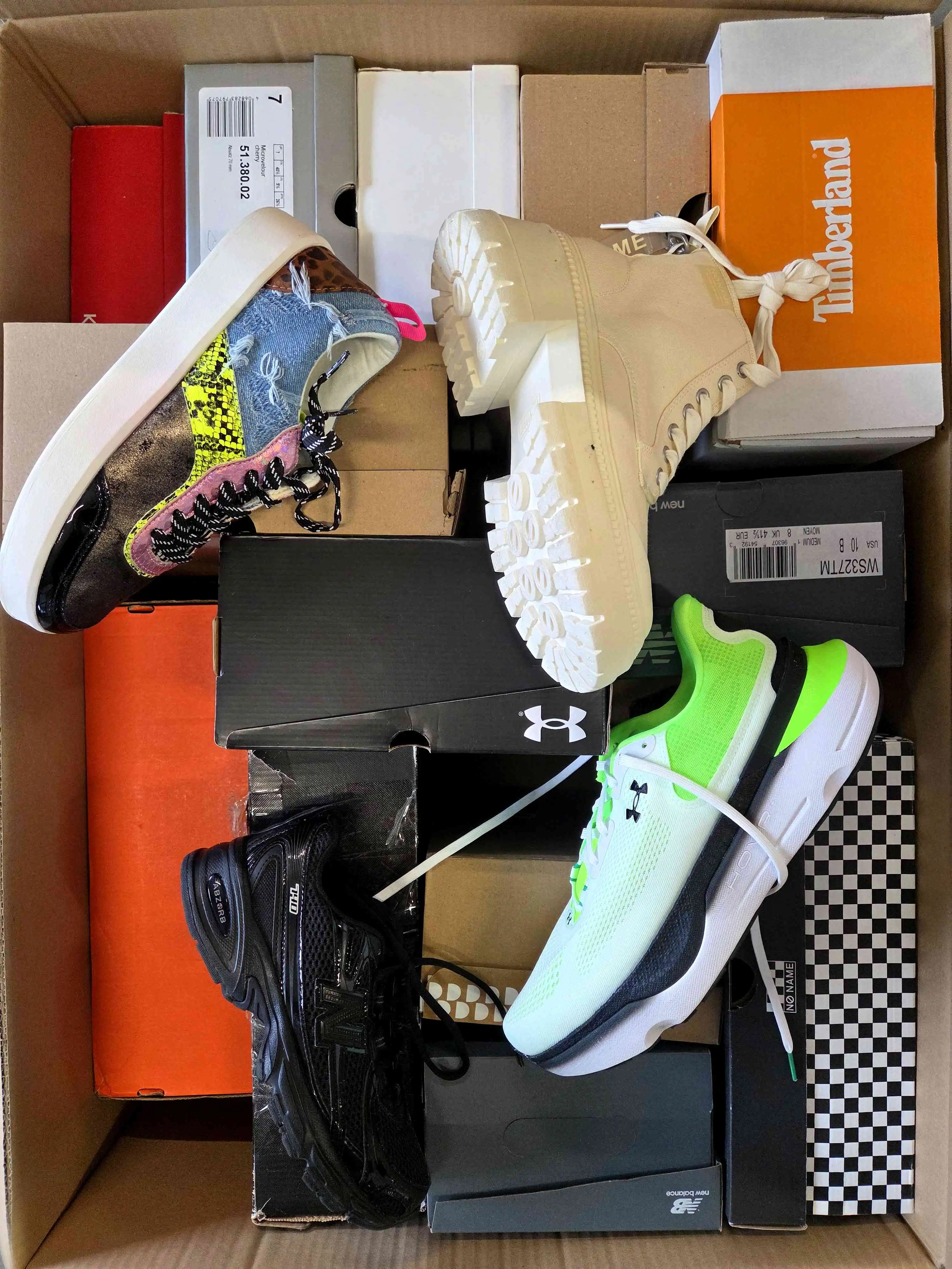 CS5730 3 The photo shows a package with footwear in the category CS.