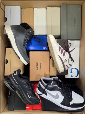 The photo shows a package with footwear in the category CS.