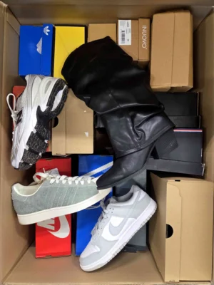 The photo shows a package with footwear in the category CS.