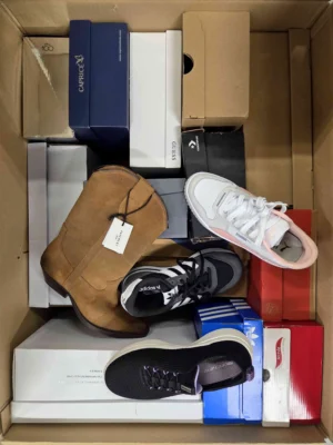 The photo shows a package with footwear in the category CS.