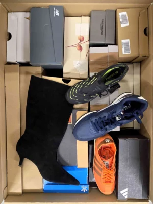 The photo shows a package with footwear in the category CS.