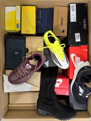 The photo shows a package with footwear in the category CS.