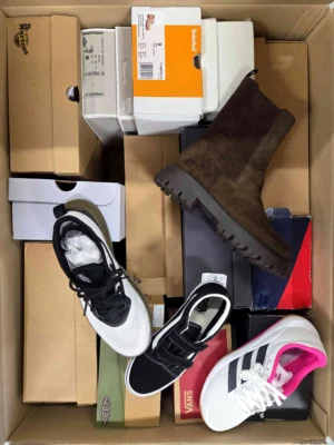 The photo shows a package with footwear in the category CS.