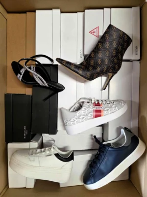 The photo shows a package with footwear in the category BS.