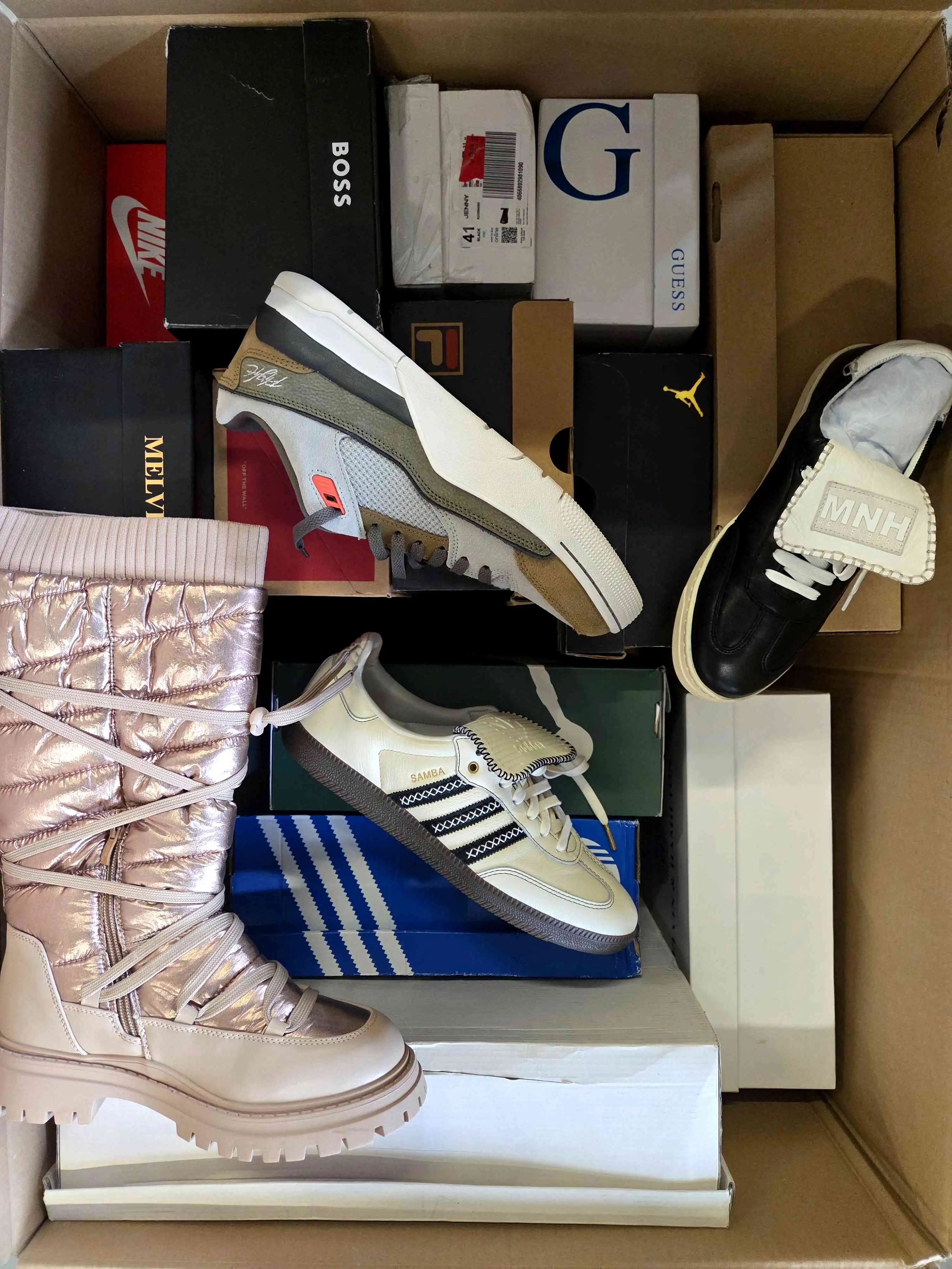 CS5769 3 The photo shows a package with footwear in the category CS.