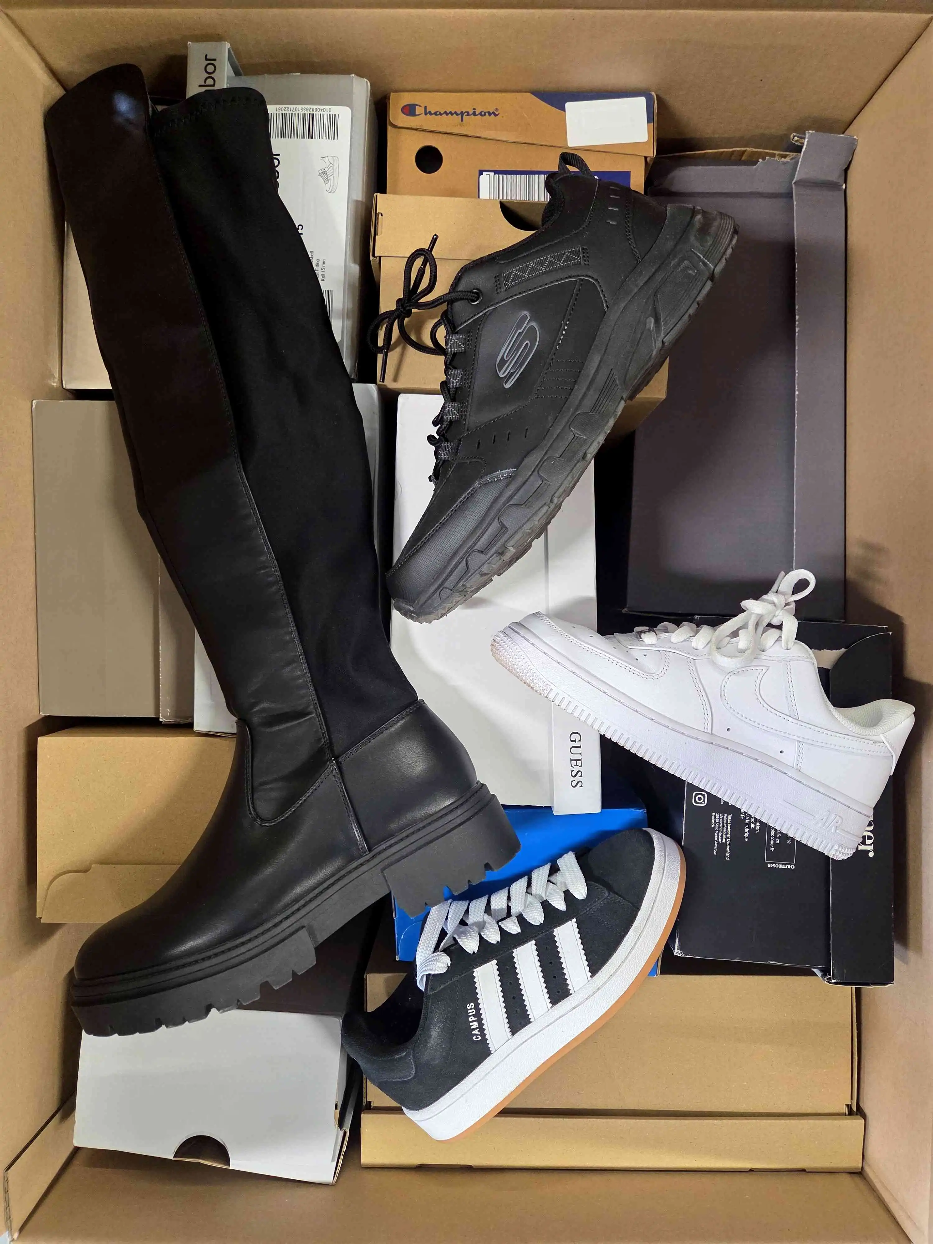 CS5772 3 The photo shows a package with footwear in the category CS.